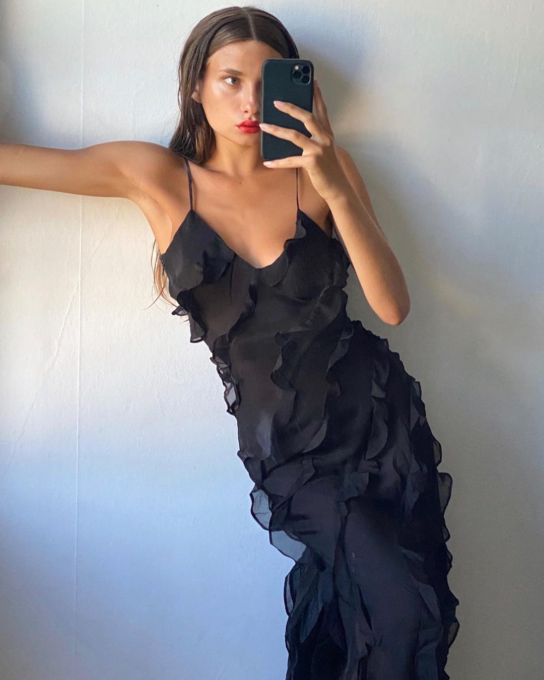 Ruffle V-Neck Maxi Dress for Women - Czarny